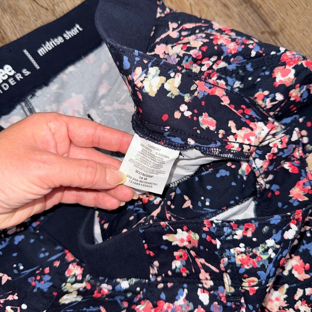 LEE Riders • Floral Mid Rise Stretch Shorts - Picture 5 of 7